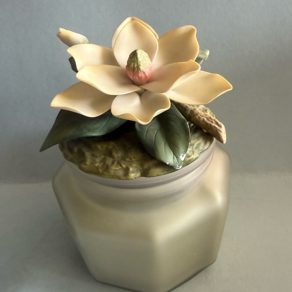 Soy candle with ceramic magnolia topper
